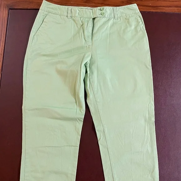 Vineyard Vines. Green Pants. Size 12. (Accepting Offers) - Picture 4 of 5